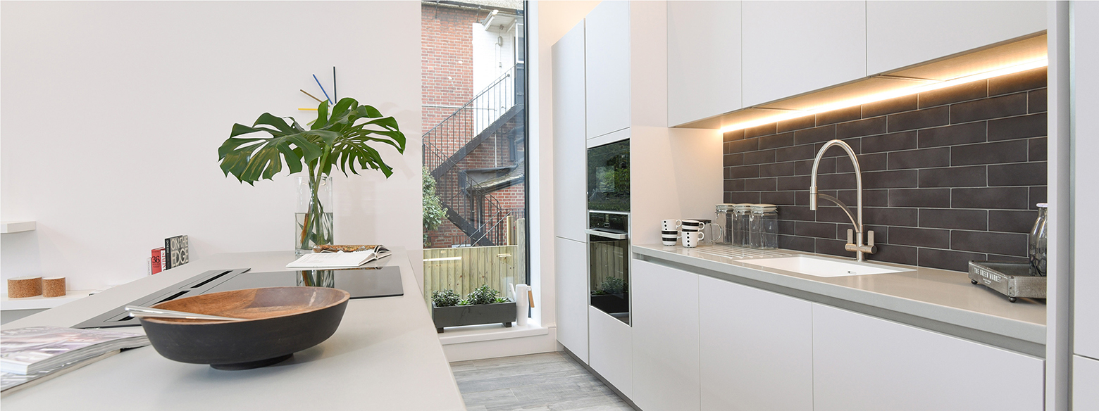 Kitchen plan with island and long window